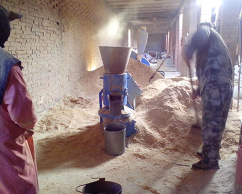 鄭州客（kè）戶訂購吉（jí）姆（mǔ）克300型雞飼料顆粒（lì）機案例