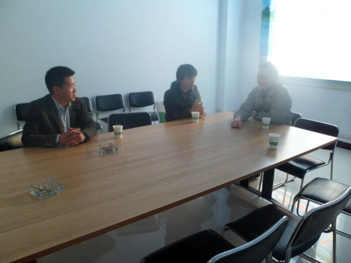 林州老鄉到訪草莓视频官网(kè)正在溝通飼料顆粒機(jī)價格