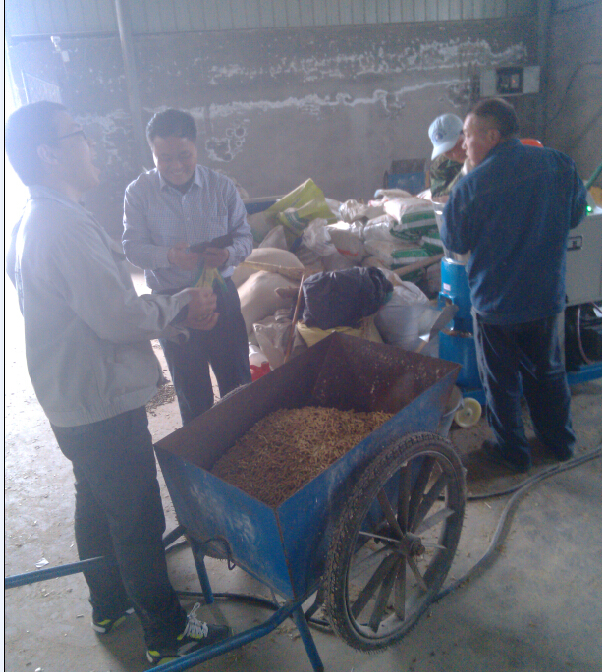 草莓视频官网銷售(shòu)人(rén)員與客戶洽談中