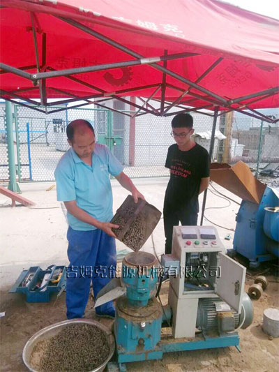 山西客(kè)戶現場試機草莓视频官网200型木(mù)屑顆粒機