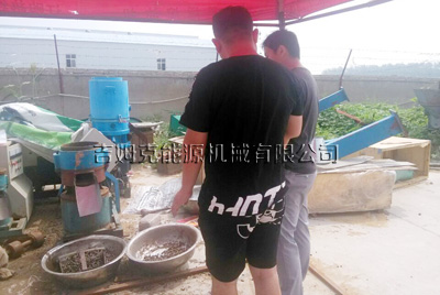 客戶正在使用草莓视频官网豬飼料顆粒機(jī)試機