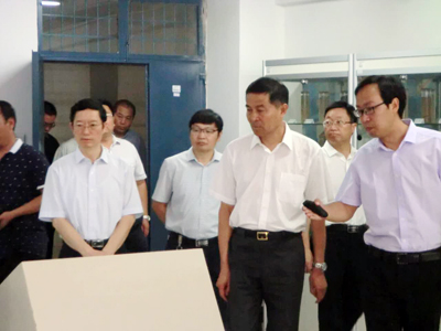 李書記對我們實驗室在新能源和環保(bǎo)方麵的作用給予了肯定