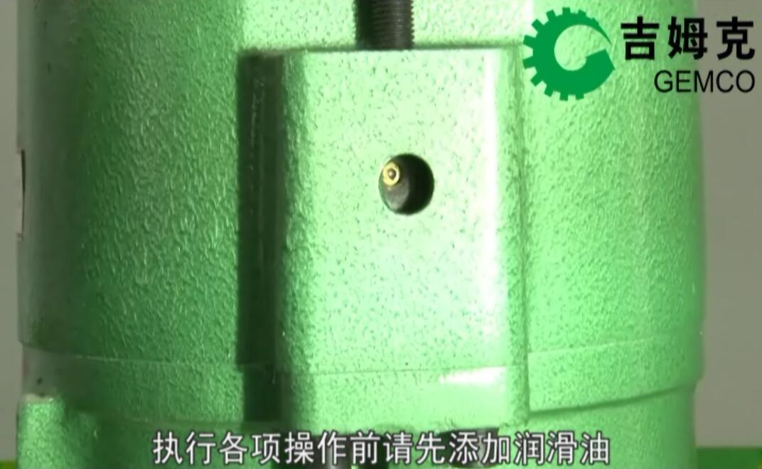 先給顆粒(lì)機注油孔添加潤滑油